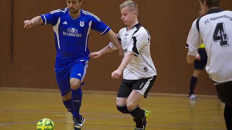 Besitzt die für Futsal nötige Technik: Münnerstadts Ahmet Coprak (links) gegen Hammelburgs Marian Wiesler. Foto: Anand Anders