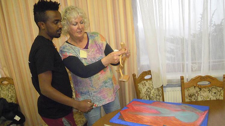 Helga Weißenberger erklärt einem jungen Teilnehmer, wie man Proportionen richtig auf die Leinwand bekommt. Foto: Julia Raab