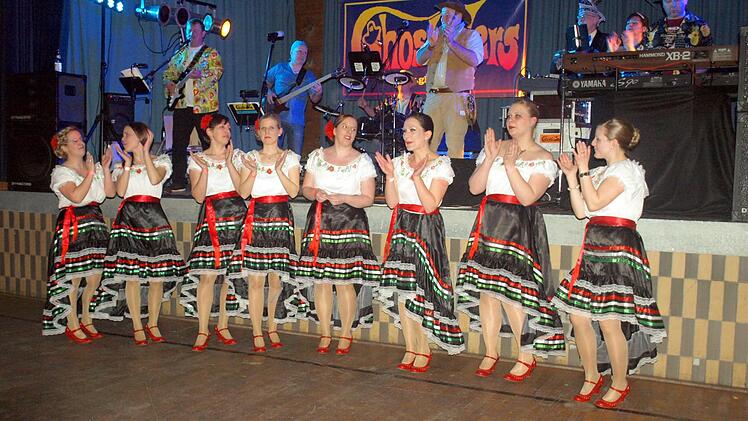 Als feurige Mexikanerinnen heizte die Gruppe "Rotkäppchen" ein. Foto: Susanne Deuerling
