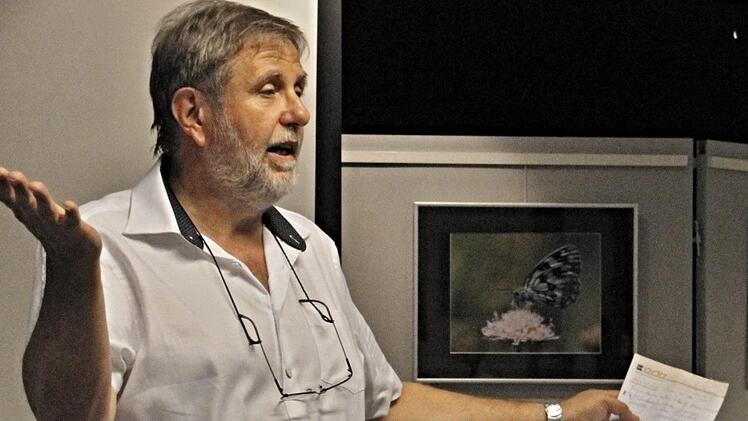 Steffen Schanz, Vorsitzender des Foto-Creativ Kreis Ebern, bei seinem lebendigen Vortrag, der mit faszinierenden Bildern untermalt wurde. Foto: Helmut Will