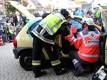 Wie eine eingeklemmte Fahrerin aus einem Auto befreit wird, demonstrierte die Feuerwehr Weisendorf bei der Schauübung.Richard Sänger