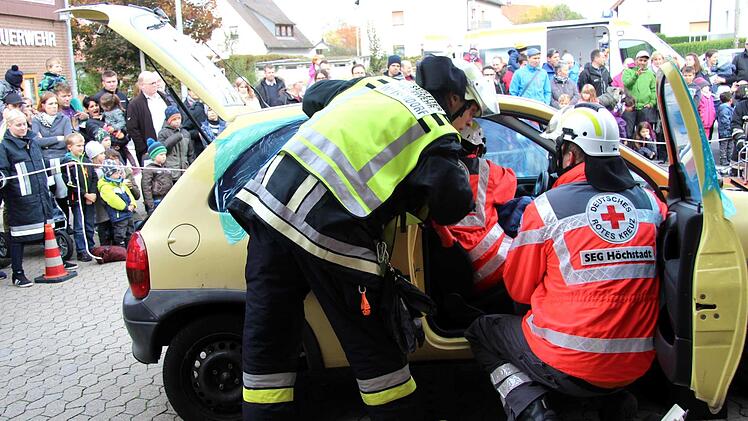 Wie eine eingeklemmte Fahrerin aus einem Auto befreit wird, demonstrierte die Feuerwehr Weisendorf bei der Schauübung.Richard Sänger