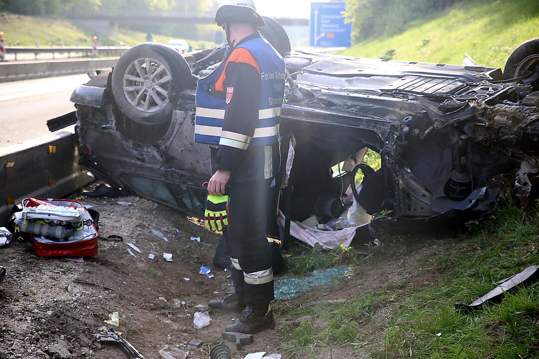 Auto überschlägt sich im Baustellenbereich auf der A6 im Kreis Roth