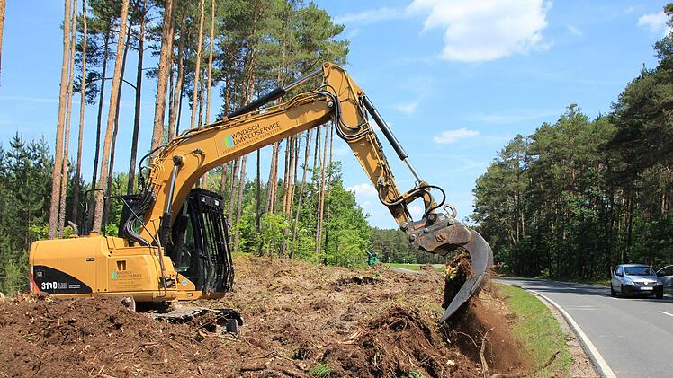 Für den Straßenausbau wird Platz geschaffen.  Foto: Andreas Dorsch