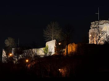 Mit viel Aufwand wurde die Ruine Botenlauben jetzt neu illuminiert. Foto: Rainer Schubert