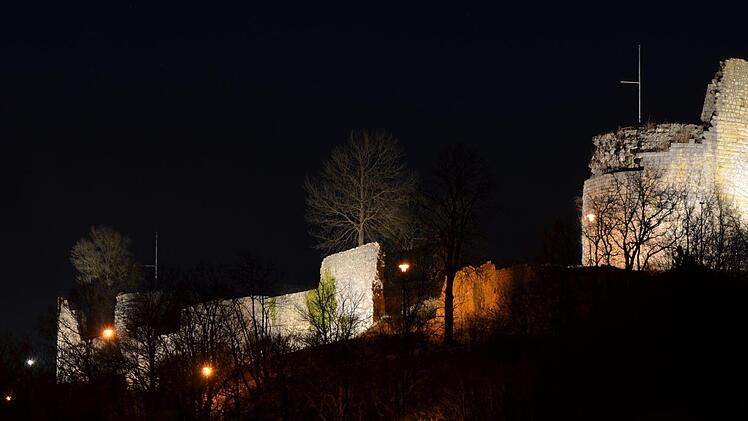 Mit viel Aufwand wurde die Ruine Botenlauben jetzt neu illuminiert. Foto: Rainer Schubert