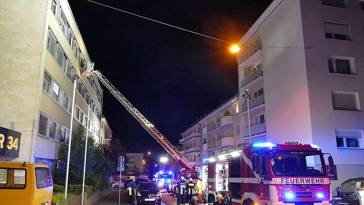 Nächtlicher Feuerwehreinsatz in Nürnberg: In einem Bürogebäude in der Praterstraße war in der Nacht auf Dienstag ein Brand ausgebrochen. Foto: NEWS5 / Oßwald