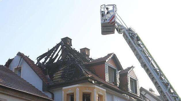 In der Silvesternacht brannte der Dachstuhl eines Hauses in der Müßigerstraße, die Feuerwehr Lichtenfels musste ausrücken. Foto: Udo Klinger