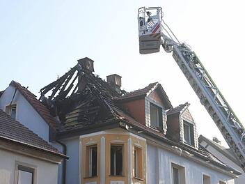 In der Silvesternacht brannte der Dachstuhl eines Hauses in der Müßigerstraße, die Feuerwehr Lichtenfels musste ausrücken. Foto: Udo Klinger