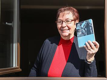 In Zeiten von Corona ändern sich auch die Buch-Präsentationen: Wiltrud Weltzer mit ihrem Roman "Flieh oder spiel" am Fenster ihres Hauses in Bammersdorf.  Foto: Barbara Herbst