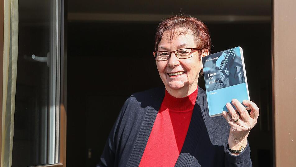 In Zeiten von Corona ändern sich auch die Buch-Präsentationen: Wiltrud Weltzer mit ihrem Roman "Flieh oder spiel" am Fenster ihres Hauses in Bammersdorf.  Foto: Barbara Herbst