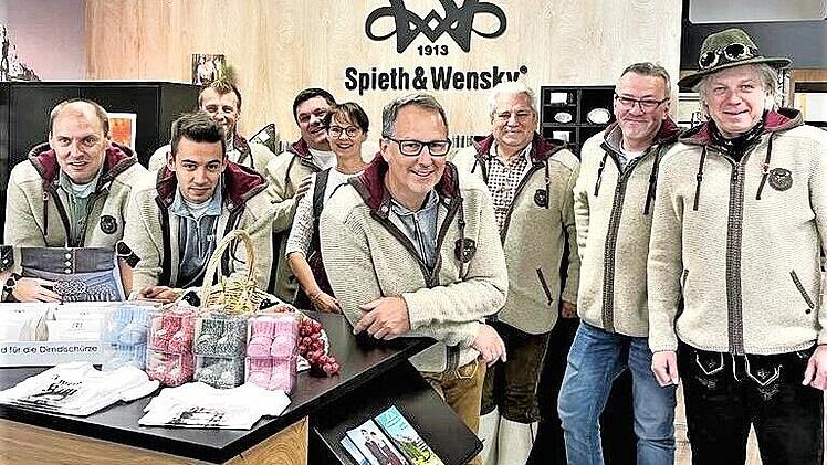 Sie fahren seit 30 Jahren in den Tiroler Bergen gemeinsam Ski und sie waren auch beim Einzug in das Appartementhaus dabei: von rechts Karl-Heinz Lauterbach, Peter Pöhlmann, Hans-Robert Koch, Markus Demel, Kerstin und Michael Koch, Jo Eberhardt, Max Pöhlmann und Frank Biener.