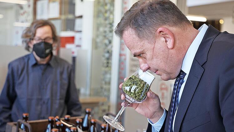 Schulleiter Alexander Battistella staunte, wie unterschiedlich die Hopfensorten dufteten.