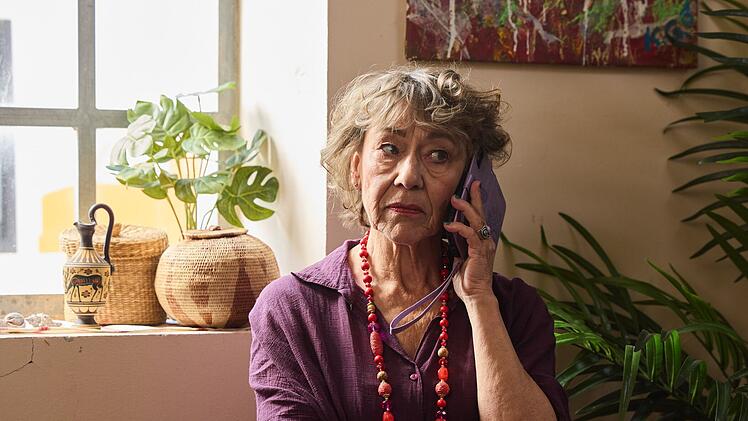 Lauras Mutter (Gitta Schweigh&ouml;fer) wartet in Hamburg auf ihre Tochter.