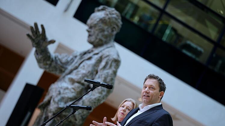 Gremiensitzungen und Statements der Bundesparteien