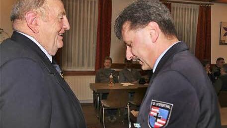 Vorsitzender Gerhard Heil (links) erhielt das Große Verdienstkreuz in Gold aus den Händen des BSB-Kreisvorsitzenden Klaus Lutz.