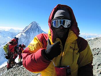 Hätten Sie ihn erkannt? Harry Nikol aus Scheßlitz auf dem Gipfel des Broad Peak. Im Hintergrund ragt der K 2 noch ein bisschen höher hinauf.   Foto: privat