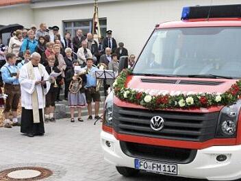 Das neue Fahrzeug bekommt den kirchlichen Segen.  Foto: Galster