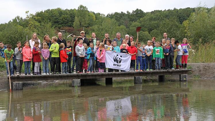 Die Kinder freuen sich über das Geld vom WWF. Foto: Matthias Erlwein