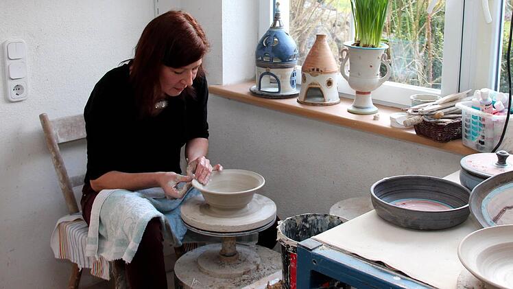 Aus einem Klumpen Ton entsteht ein kleines Kunstwerk. Foto: Johanna Blum
