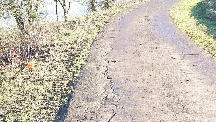 Am Flurweg bei Recheldorf muss etwas passieren. Der Bauausschuss wird die Schadstellen noch einmal begutachten, um nach einer sinnvollen Lösung für die Beseitigung der Risse zu suchen. Foto: Gemeinde Untermerzbach