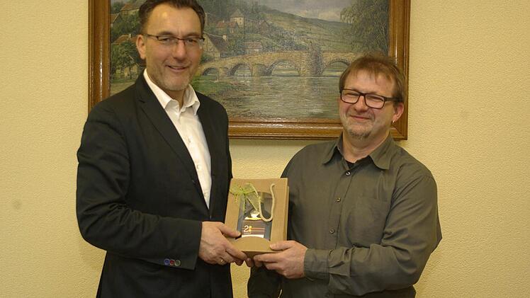 Bürgermeister Thomas Hack (l.) verabschiedete Hans-Jörg Kaiser (r.) aus dem Auraer Gemeinderat. Kaiser nimmt eine hauptamtliche Beschäftigung bei der VG Euerdorf auf, was den Mandatsverlust bewirkt.  Foto: Winfried Ehling