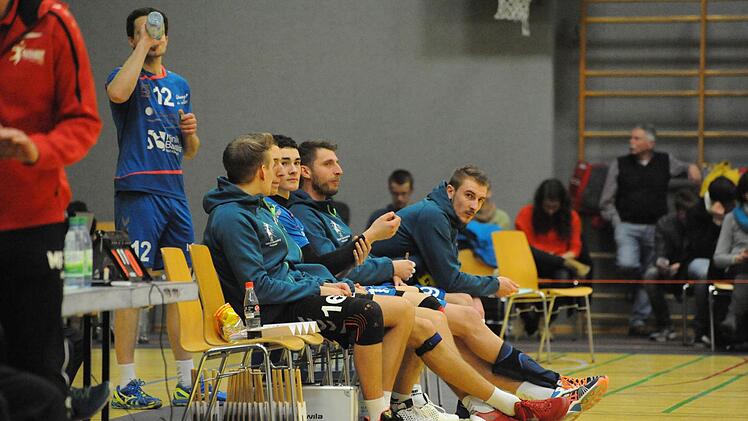 1:3 gegen den Tabellenführer verloren, aber wieder viele Sympathie-Punkte gewonnen haben Hammelburgs Volleyballer (blaue Trikots). Foto: Hopf
