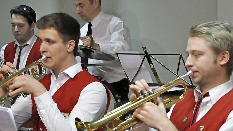 Seit rund einem Jahr wird Musikkapelle Pfaffenhausen von Theresa Kiesel geleitet. Das Gemeinschaftskonzert war eine gute Gelegenheit für die Musiker, ihren ausgezeichneten Leistungsstand zu zeigen.  Foto: Peter Klopf