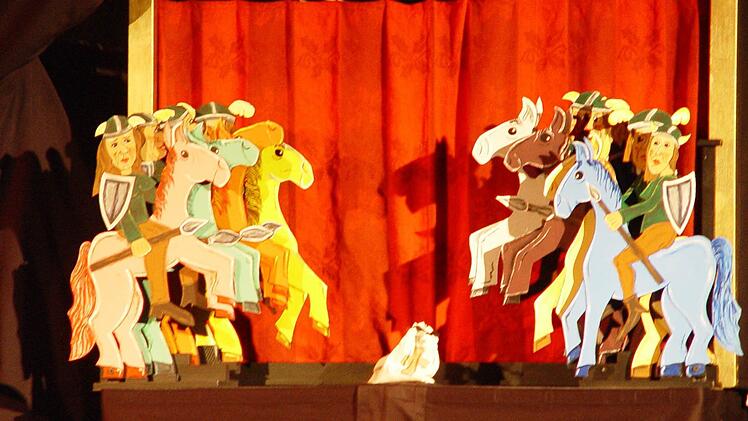 Eine kurzweilige Figurentheater-Aufführung des "Ring des Nibelungen" in der Bad Brückenauer Galerie Form + Farbe. Foto: Brigitta Kempe-Wolf