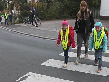 Schulweghelfer fehlen in Bad Staffelstein. Manche Eltern begleiten ihre Abc-Schützen deshalb zur Schule, wie hier, am Zebrastreifen in der Goethestraße. Foto: Matthias Einwag