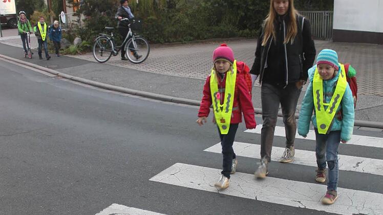 Schulweghelfer fehlen in Bad Staffelstein. Manche Eltern begleiten ihre Abc-Schützen deshalb zur Schule, wie hier, am Zebrastreifen in der Goethestraße. Foto: Matthias Einwag