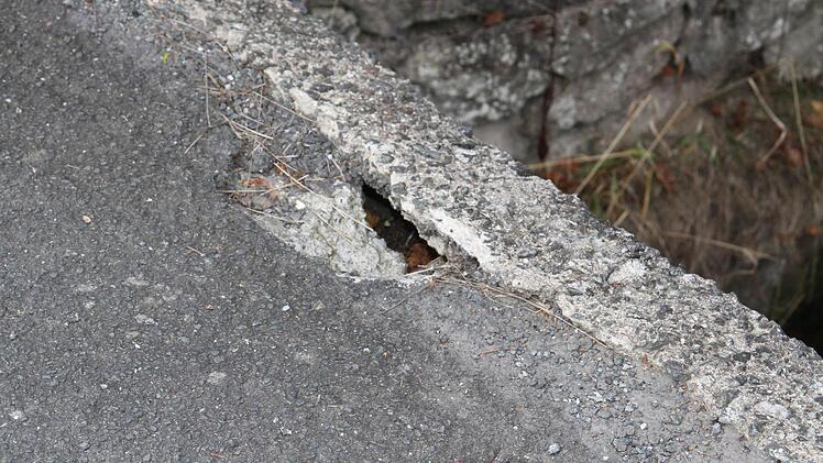 Die Brücke über die Steinach hat ein Loch, sie ist längst für den Verkehr gesperrt. Kurzfristig ist eine Sanierung nicht möglich.
