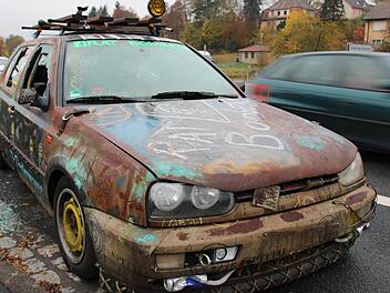 An ein Kunstobjekt erinnert das Fahrzeug, das bei Euerdorf neben der Bundesstraße steht. Die Polizei hat es aus dem Verkehr gezogen, nun hoffen die Beamten auf eine baldige Beseitigung. Foto: Ralf Ruppert
