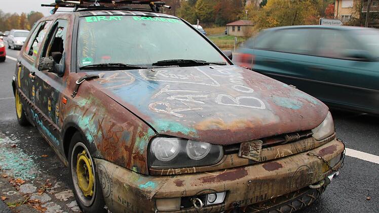 An ein Kunstobjekt erinnert das Fahrzeug, das bei Euerdorf neben der Bundesstraße steht. Die Polizei hat es aus dem Verkehr gezogen, nun hoffen die Beamten auf eine baldige Beseitigung. Foto: Ralf Ruppert