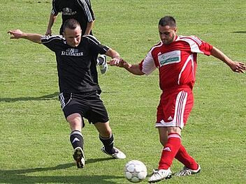 Thanasi Chiarelli (rechts) tritt beim TSV Neuhaus seine erste Station als Spielertrainer an,  Foto: anpfiff.info