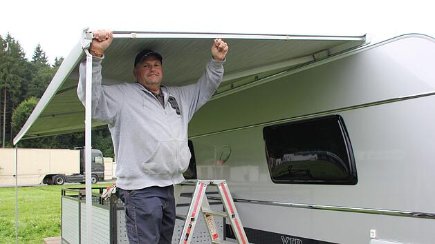 Lorenz M&uuml;ller, der Betreiber des Schaustellerbetriebs Eis-M&uuml;ller, ist am Donnerstag mit seinem Wohnwagen angereist.  Fotos: Franziska Rieger