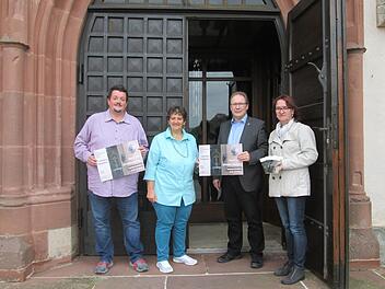 Für die "Nacht der offenen Kirchen" in Hammelburg und Bad Brückenau werben (v. l.) der e Dekanats-Jugendleiter Hendrik Lohse, Gemeindereferentin Beate Ritter Schilling, Stadtpfarrer Thomas Eschenbacher und die Leiterin des Dekanats-Büros Maritta Ziegler. Winfried Ehling