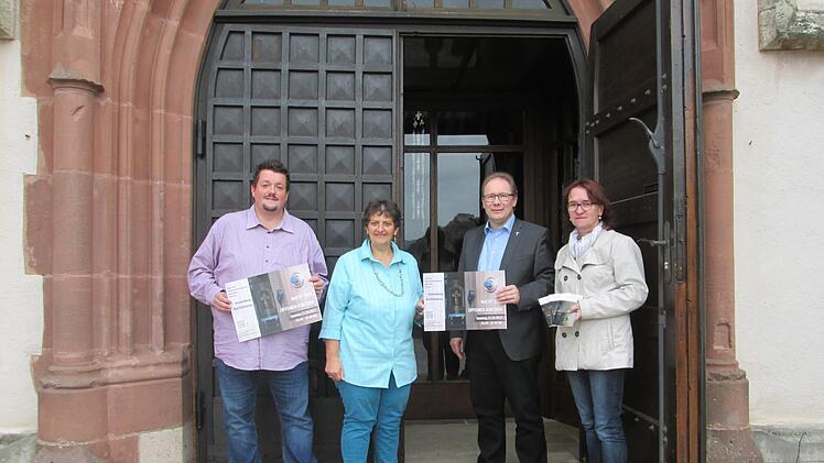 Für die "Nacht der offenen Kirchen" in Hammelburg und Bad Brückenau werben (v. l.) der e Dekanats-Jugendleiter Hendrik Lohse, Gemeindereferentin Beate Ritter Schilling, Stadtpfarrer Thomas Eschenbacher und die Leiterin des Dekanats-Büros Maritta Ziegler. Winfried Ehling
