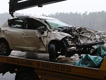 Nach einem schweren Verkehrsunfall am Dienstagmorgen bei Sonnefeld (Landkreis Coburg) ist ein 41-j&auml;hriger Mann im Krankenhaus gestorben. Symbolbild: News 5