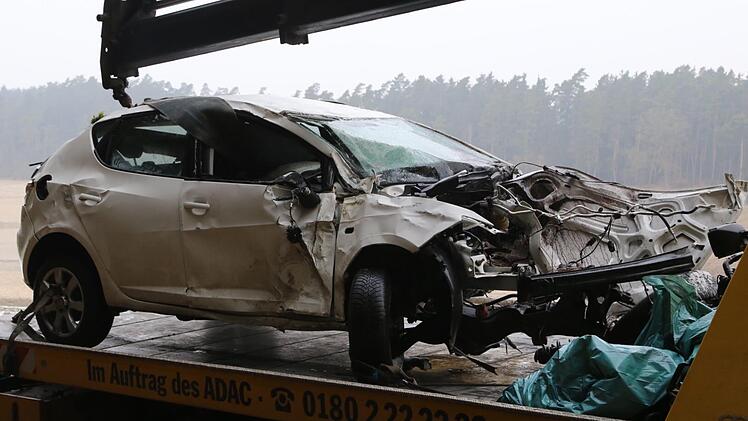 Nach einem schweren Verkehrsunfall am Dienstagmorgen bei Sonnefeld (Landkreis Coburg) ist ein 41-j&auml;hriger Mann im Krankenhaus gestorben. Symbolbild: News 5