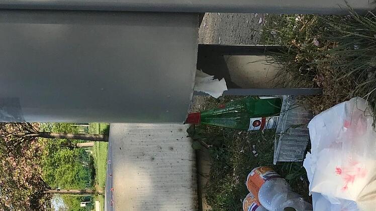 So sah es am Sonntagmorgen an vielen M&uuml;llbeh&auml;ltern aus.  MW