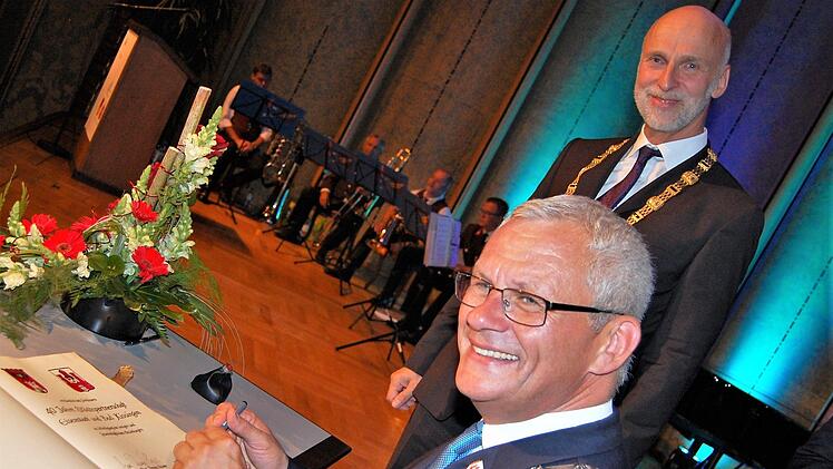 Eisenstadts Bürgermeister Thomas Steiner trägt sich im Beisein von Oberbürgermeister Kay Blankenburg ins Goldene Buch der Stadt Bad Kissingen ein