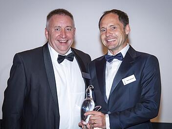 Der Vorsitzende des Phoenix Komitees, Graham Womersley (links), bei der Übergabe des Phoenix Awards an Oliver Wiegand Foto: Wiegand-Glas
