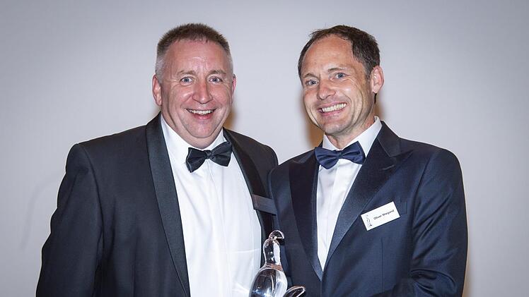 Der Vorsitzende des Phoenix Komitees, Graham Womersley (links), bei der Übergabe des Phoenix Awards an Oliver Wiegand Foto: Wiegand-Glas