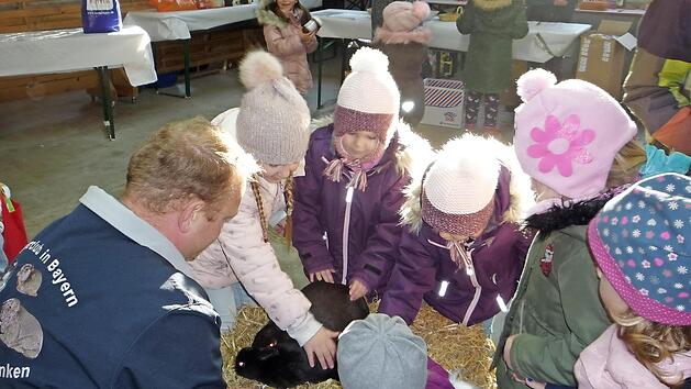 Unser Bild zeigt einige der begeisterten Kinder mit Vorsitzenden Markus Grosser. Foto: privat