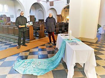 Pastoralreferent Hubertus Lieberth (links) bat den Arzt Dr. Winfried Strauch um Begutachtung der Installationen in Corona-Zeiten. In der St.-Otto-Kirche stehen die beiden vor der Station für die Fürbitten. Foto: Marion Krüger-Hundrup