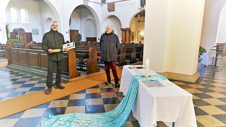 Pastoralreferent Hubertus Lieberth (links) bat den Arzt Dr. Winfried Strauch um Begutachtung der Installationen in Corona-Zeiten. In der St.-Otto-Kirche stehen die beiden vor der Station für die Fürbitten. Foto: Marion Krüger-Hundrup