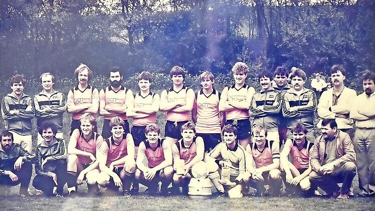 Die Meistermannschaft der Saison 1984/85: Hinten von links: Karlheinz Schuster, Dieter Häfner, Trainer Theo Pottler, Rainer Sauer, Armin Müller, Thomas Schloßnagel, Georg Vonhausen, Horst Schittig, Wolfram Henneberger, Volker Haßfurter, Wolfgang Schuster, Spielleiter Manfred Sauer, Vorsitzender Horst Lübke; vorne kniend von links: Roland Lübke, Ralf Sauer, Dieter Reuter, Wolfgang Sidon, Jürgen Schuster, Peter Imhof, Rainer Müller, Rainer Imhof, Dieter Hülz, Betreuer Hermann Hein