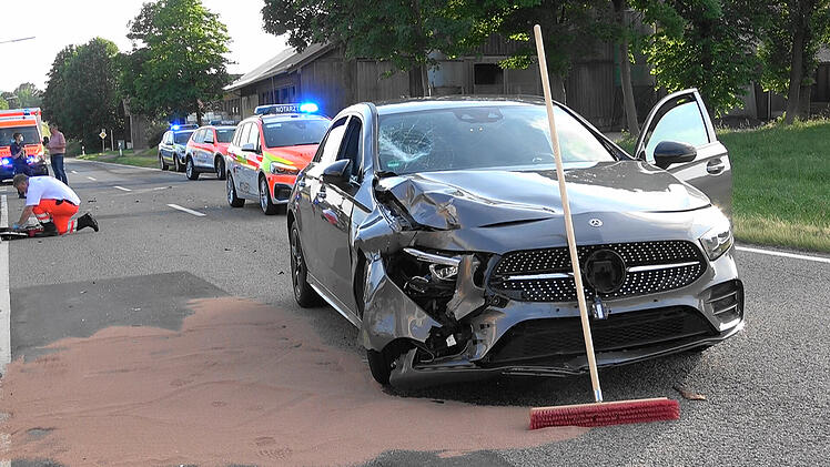 Quadfahrerin kracht in Mercedes