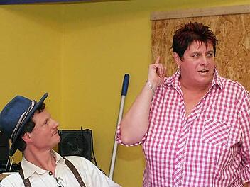 Petra und Roland Bötsch kehrten heuer als müde Wanderer ins Vereinsheim ein. Beide sind schon seit Jahren beim Fasching mit dabei.  Fotos: Björn Hein